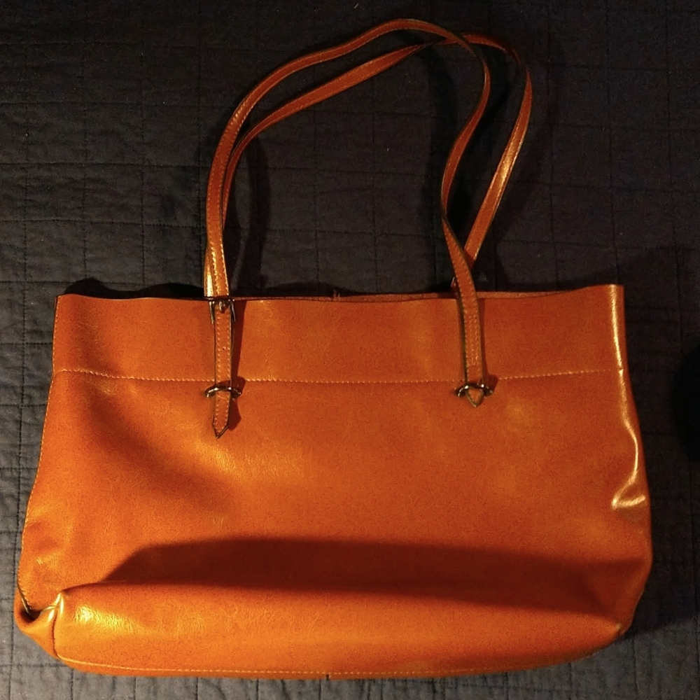 Beautiful Brown leather shoulder bag. No tags. Black metal hardware. Great bag.